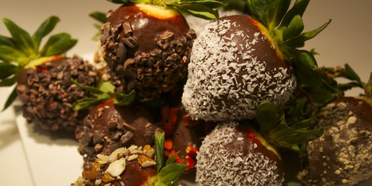 Raw Superfood Chocolate Strawberries